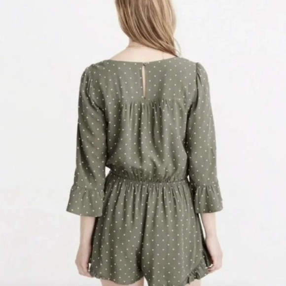 Abercrombie & Fitch Sage Green White Polka Dot Front Tie Romper Size Medium - Picture 2 of 8